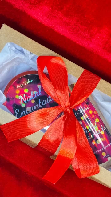 Já imaginou ganhar um presente desse de natal? Esse é um dos nossos kits da coleção Natal Encantado! 

Ele vem com uma vela aromática de 110g + Home Spray de 100ml. 

Gostou? Me envie uma mensagem e faça agora mesmo sua encomenda ❤️

Corre que os kits são limitados‼️