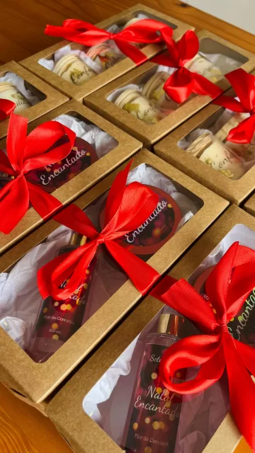 Já imaginou ganhar um presente desse de natal? Esses são os nossos kits da coleção Natal Encantado! 

O primeiro kit vem com uma vela aromática de 110g + Home Spray de 100ml e o segundo kit vem com 3 velas aromáticas de 60g (você escolhe o aroma/emoção que preferir!)

Gostou? Me envie uma mensagem e faça agora mesmo sua encomenda ❤️

Corre que os kits são limitados‼️

#vela #velasnatal #velasaromaticas #lembrancinhascorporativas #lembrancinha #presente #homespray #difusoraromatico #presentedenatal #presentedenatalcriativo #empreendedorismo #empreendendorismofeminino